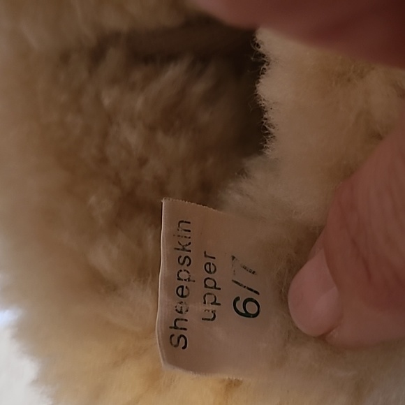 UGG Bailey Boots - Picture 6 of 7